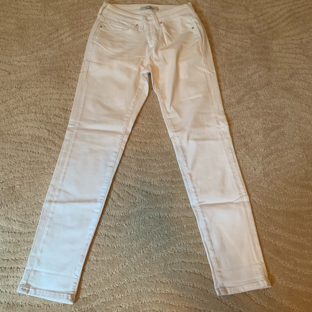❗️Awesome pair of white jeans❗️